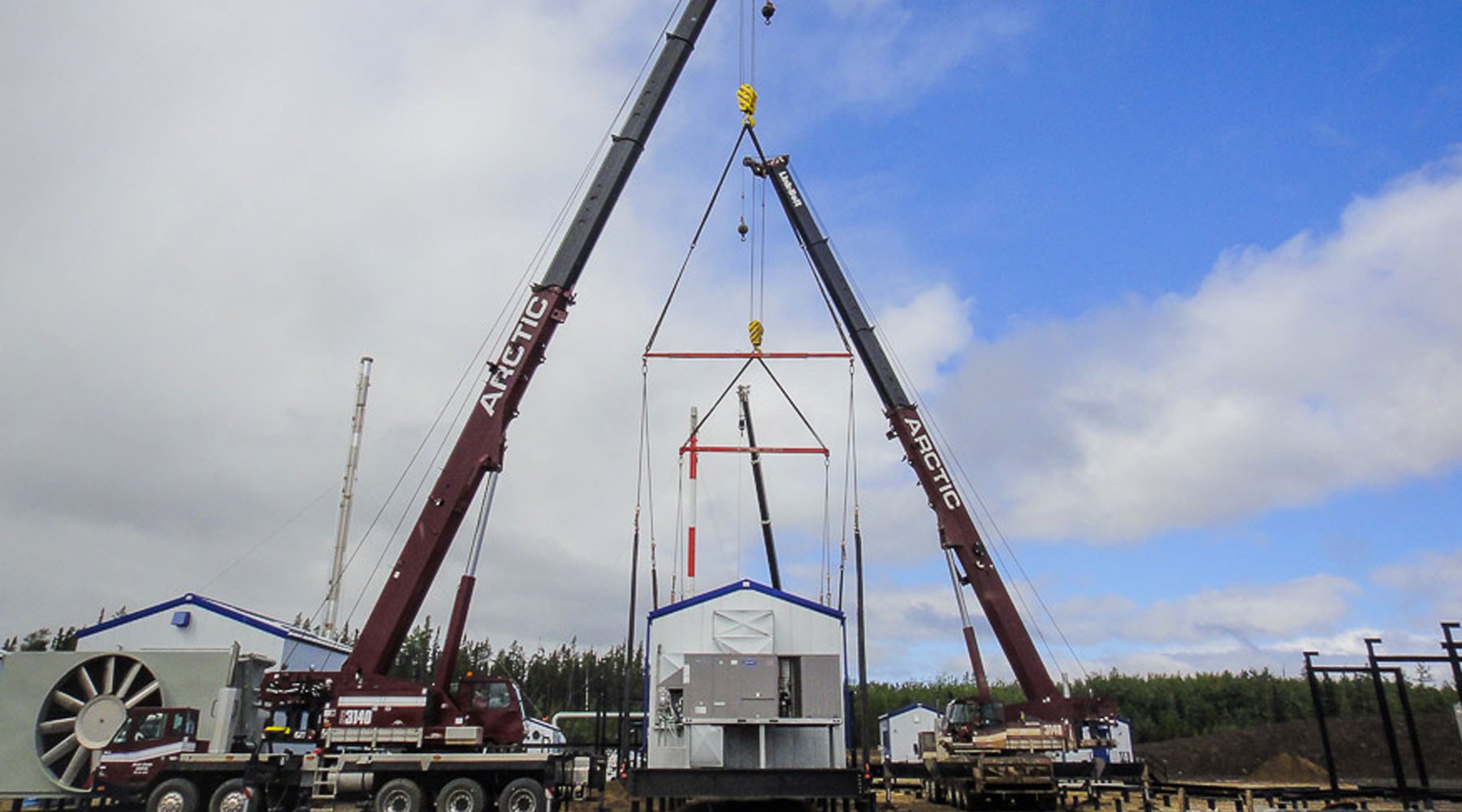 Cranes hoisting an accommodation unit Cranes hoisting an accommodation unit
